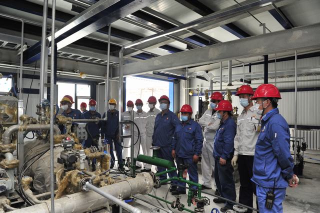 炼油第三联合车间技术干部现场学习装置流程（拍摄于中交前） 米尔夏提·尼加提 摄.JPG