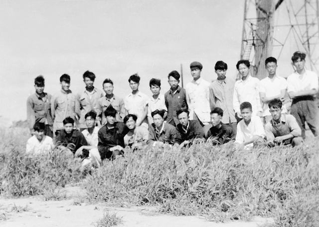 图二：在松基三井的合影(指导员沈广友拍摄).jpg