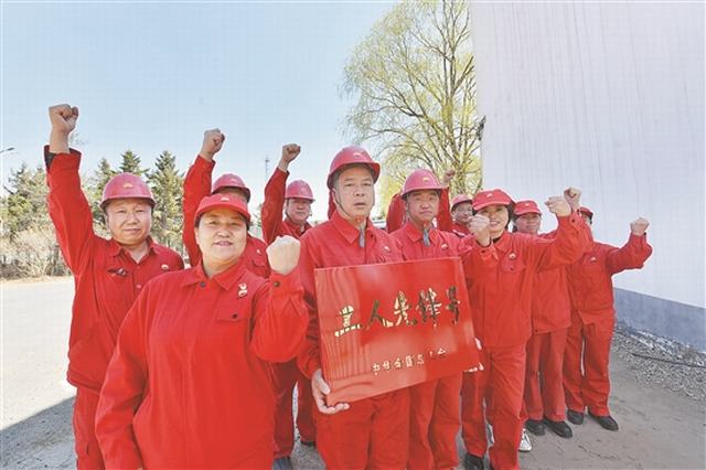 新木创新维修工作站荣获“工人先锋号”殊荣。.jpg