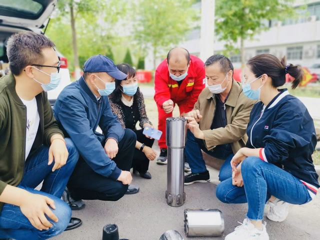 1658109325232202.jpg 研究人员就工艺问题进行攻关1.jpg