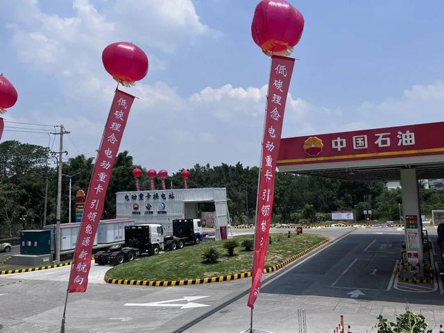 宜宾机场路综合能源站全景。刘欣摄.jpg