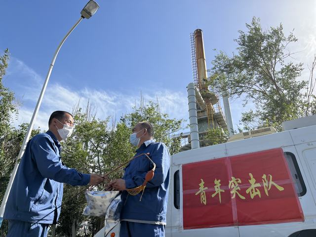 岳辉和突击队员们在装置现场分析采样.jpg