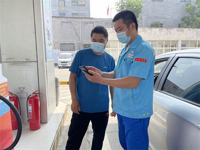 冯学智帮助顾客注册“中油好客e站”APP。.jpg