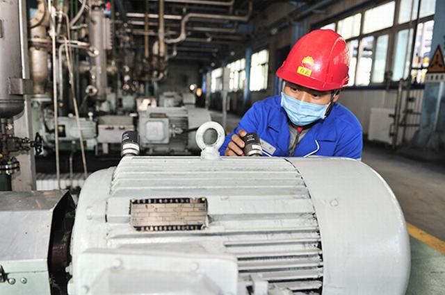 设备技术干部白云正在现场检查无线实时监测系统运行情况.jpg
