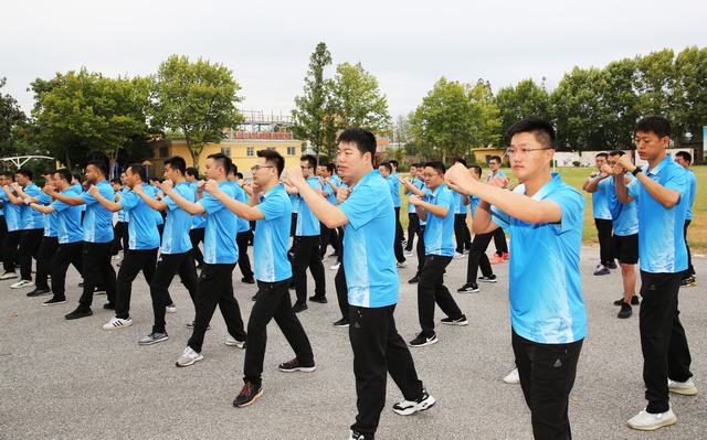 图五、学员集体展示学到的擒敌拳招式。.JPG