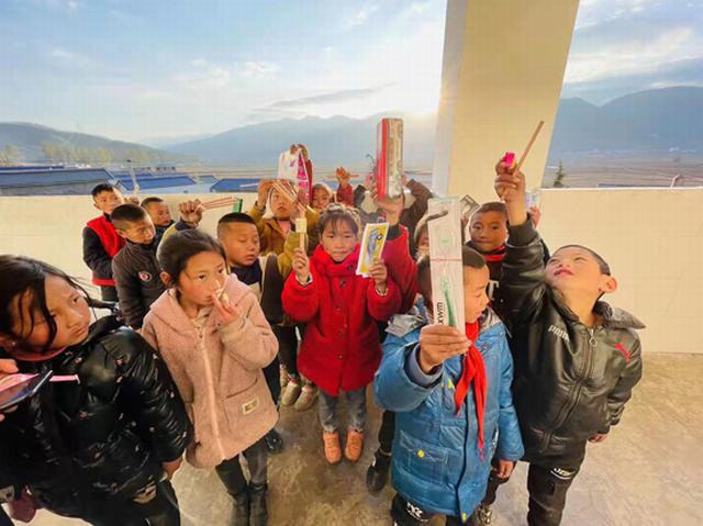 ②青海山区小学生收到学习用品。 李莉 摄影报道f.jpg