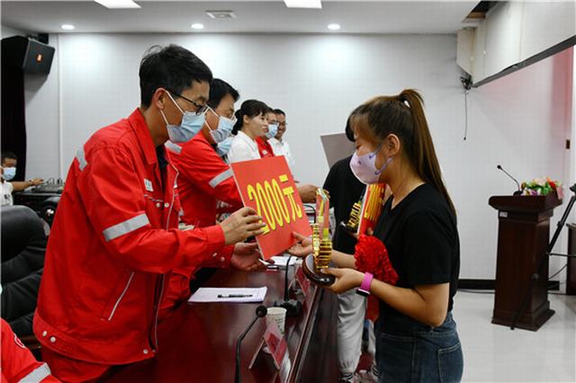 采油五厂为学子们发放爱心助学金。.jpg