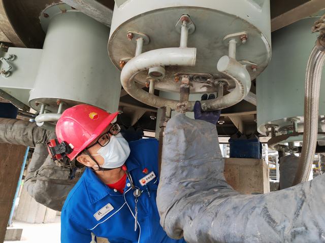 1669604555525808.jpg 员工巡检(张祥 摄).jpg