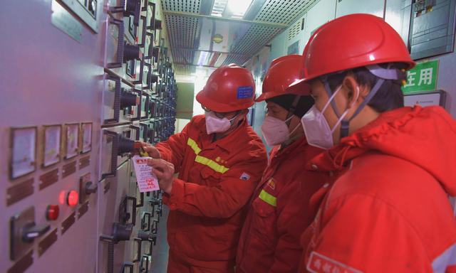2022年11月16日，新疆克拉玛依，兼职培训师张新权（左）正在金龙2井区JLHW271井钻井施工现场配电房，传授设备设施上签挂锁的安全应用和流程.JPG