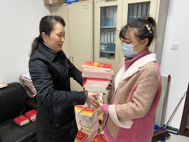 1670208664811564.jpg 为党支部发放二十大书籍.jpg