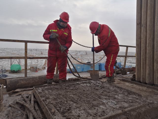 1670209227118428.jpg 克拉玛依钻井公司40536钻井队在陆梁井区施工。(张学峰拍摄) (1).jpg