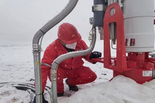玛河气田员工正在玛纳2井场查看运行情况（摄影：宗焕新）.jpg