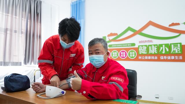 1670835823775247.jpg 图为员工互相测量血压。.jpg