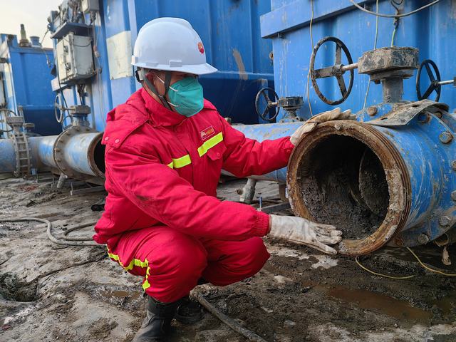 克拉玛依钻井公司70243队党支部书记钟长明在岗位上。 (1).jpg