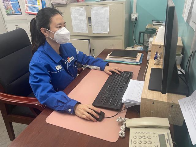 杜真正在电脑上梳理党建资料（鲁嘉昊 摄）.jpg