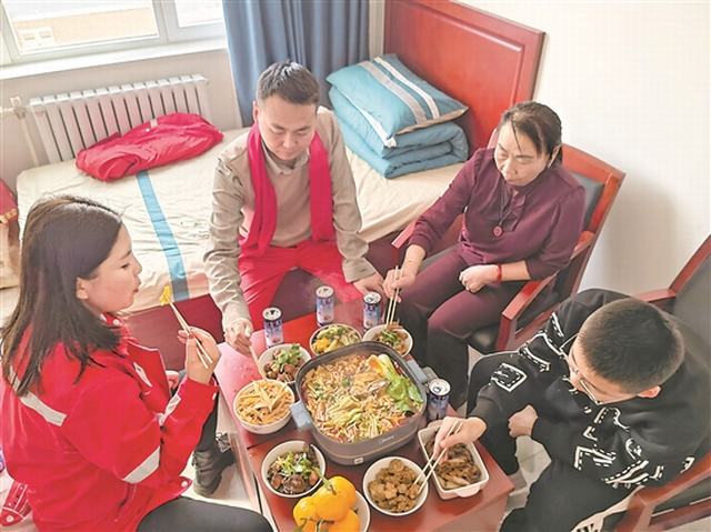 李爱一家三代在宿舍吃年夜饭.jpg