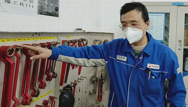 吴新昌正在清点车间工具（高全 摄）.jpg