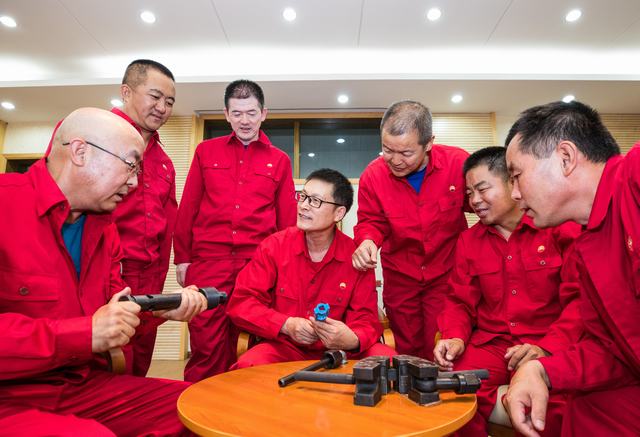 2022年6月准东采油厂技师专家共同解决一线难题1.jpg