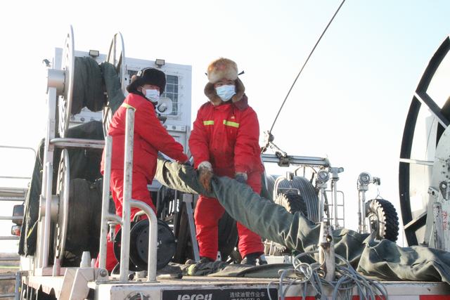 1676858314407058.jpg 图为员工在做施工前准备工作.JPG