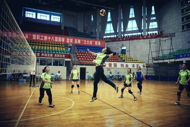 白云在排球比赛中扣球（方新湘 摄）.jpg