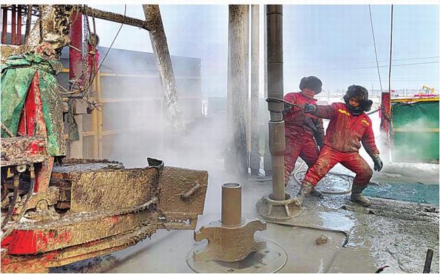 1677465916650953.jpg 钻探钻井二公司42部钻机掀起抢打地宫井热潮.jpg