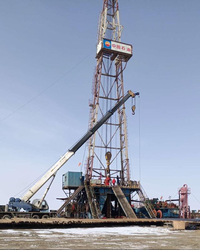 “硬核”开局  新疆陆梁油田作业区陆136井区2023年首轮产能井顺利完钻_爱奇艺.jpg.jpg