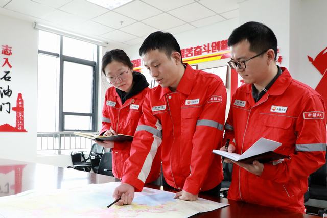 1679294841774941.jpg 滚动勘探科研人员研究.JPG