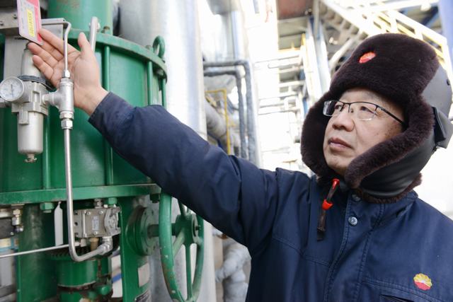 1679296846387318.jpg 冯伟正在巡检(丁恬甜 摄).jpg