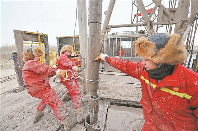 图为党员先锋队正在进行下钻作业。王志田 吴天勇 摄影报道.jpg