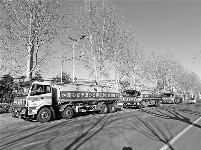 图为车辆执行油品配送任务。孟建红 张陈 摄影报道.jpg