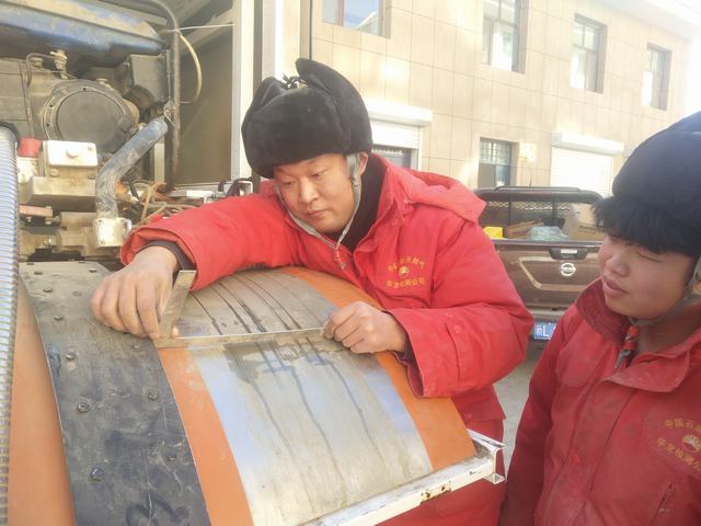 刘运葡与小伙伴精益求精  (1).jpg