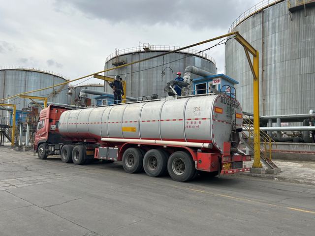 1679886787861491.jpg 沥青装车现场(庞玉华 摄).jpg
