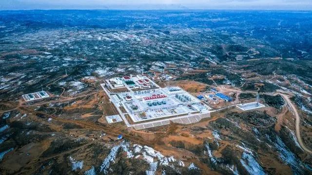 长庆油田建成国内首个年产500亿立方米特大型产气区。图为冬雪中的气田场站。.webp.jpg