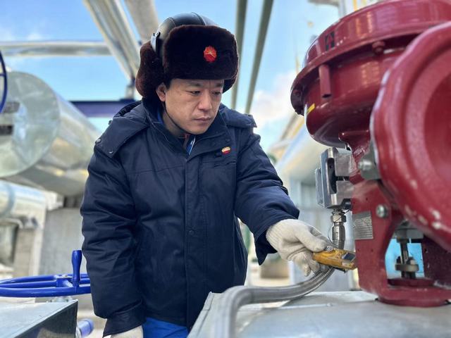 装置现场巡检的谭永攀 (2).jpg