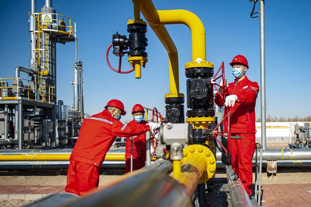1683184955705328.jpg 图为大庆油田员工在检查天然气长输管道(韩京 摄).jpg