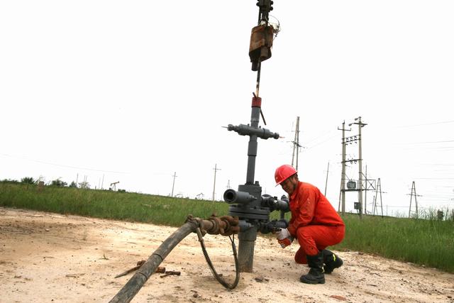 1684725368773045.jpg 下图为采油工正在打开阀门,为洗井做好准备。.jpg