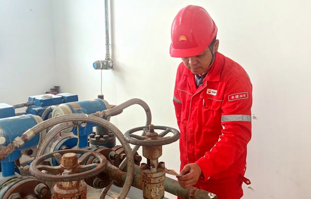 1685328309354259.jpg 新疆陆梁油田作业区稳步推进注水工作 实现注水“硬见效”.JPG