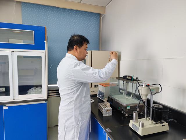 新疆油田公司准东采油厂开展降粘剂性能评价实验 解决“卡脖子”难题.JPG