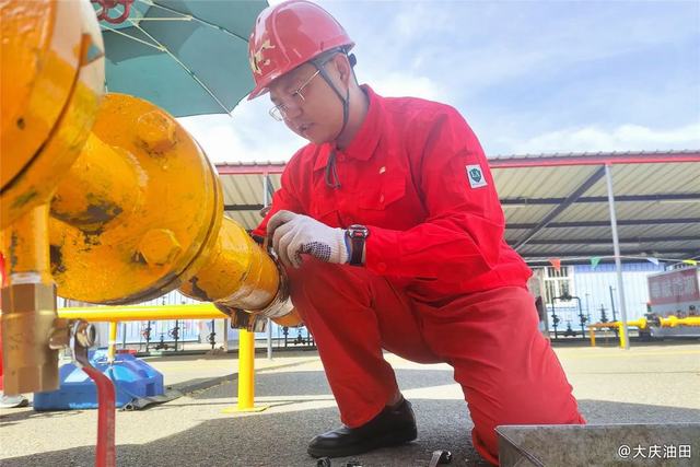 1686554823128319.jpg 采油六厂第五作业区注采502班采油工王晨.jpg