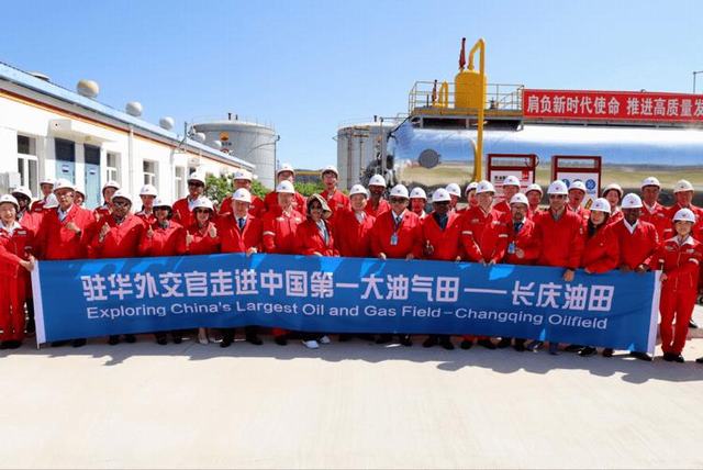 驻华外交官在中国石油长庆油田采油一厂高一联合站合影_爱奇艺.jpg