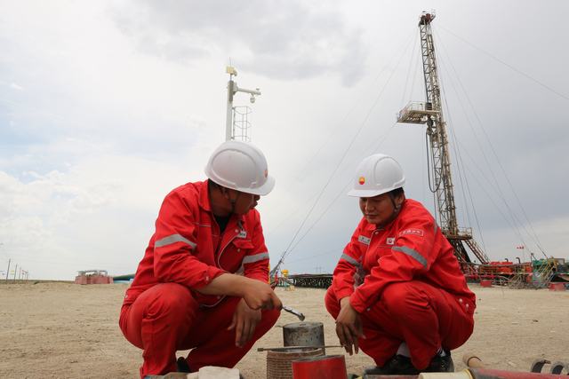 1688958601325795.jpg 百口泉采油厂工程技术人员现场检查MaHW6128井修井进度,并与施工单位讨论下步措施。摄影人:刘蓓蓓.jpg