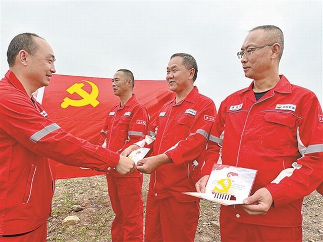 党组织为党员送去政治生日贺卡。 屠强 摄.jpg