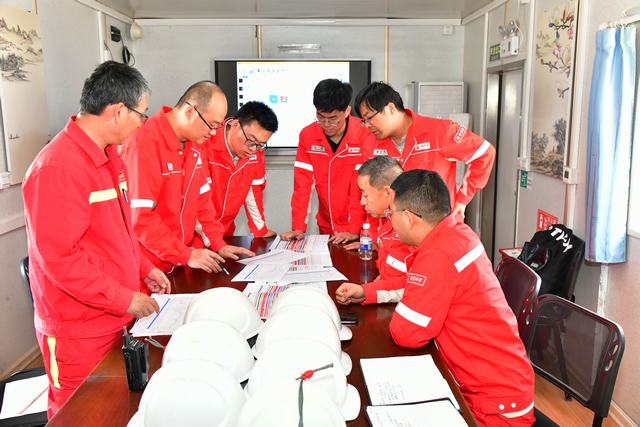 重大突破  新疆油田成功完成国内首口水平井膨胀管井筒重构重复压裂现场试验.JPG