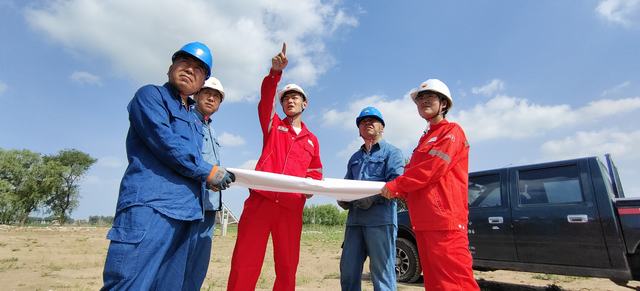 1689646442803988.jpg 运维人员查看现场情况.jpg