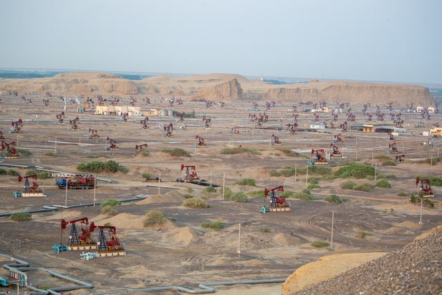 1690164274565822.jpg 乌尔禾当地气温最高可达45摄氏度。高温来袭,热浪滚滚,但在生产一线,新疆风城油田作业区员工工作的热情丝毫没有“降温”,一直都在用行动争分夺秒,夺油上产。.jpg