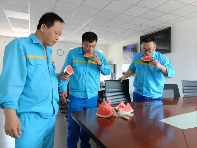 1690165337480922.jpg 营口分公司为一线员工送去西瓜等防暑水果.jpg