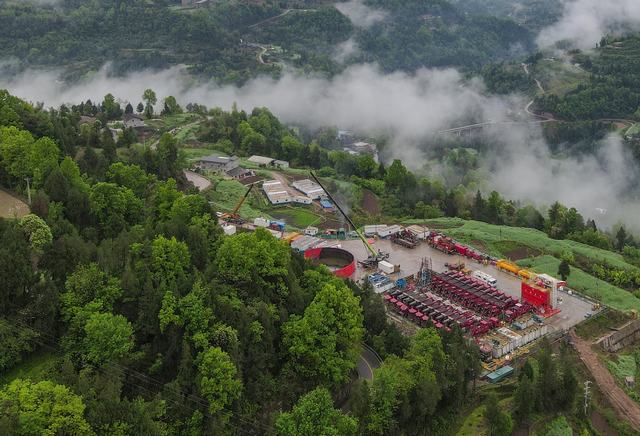 1690768754192828.jpg 川渝探区压裂现场 马克摄.jpg