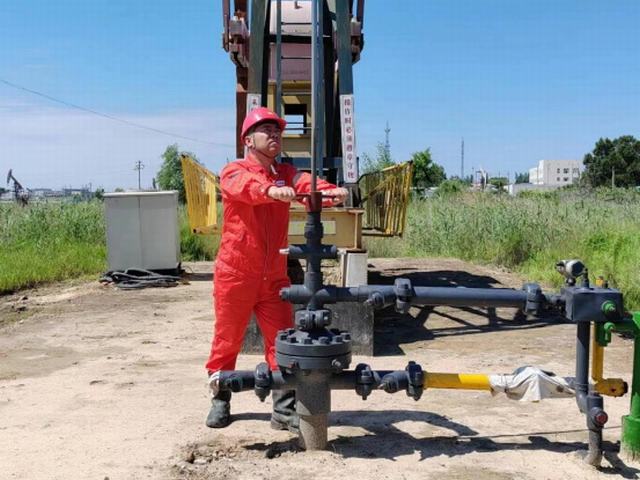 1691977966946106.jpg 二厂注采4-4班多层部署筑牢防汛安全“堤”.jpg