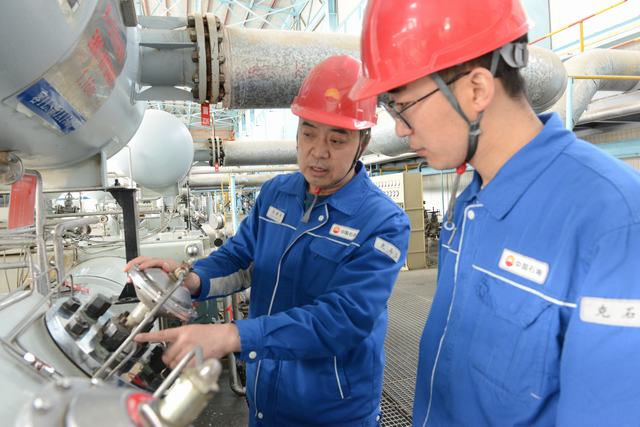 马晓伟（左）为徒弟杨继广现场指导（丁恬甜 摄） (2).JPG