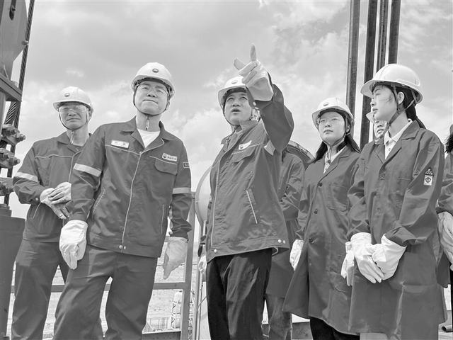 图为长庆油田青石峁气田员工为西南石油大学师生讲解钻井作业原理。.jpg